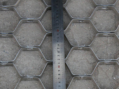 龜甲網(wǎng)生產(chǎn)廠(chǎng)家-龜甲網(wǎng)用錨固釘如何使用